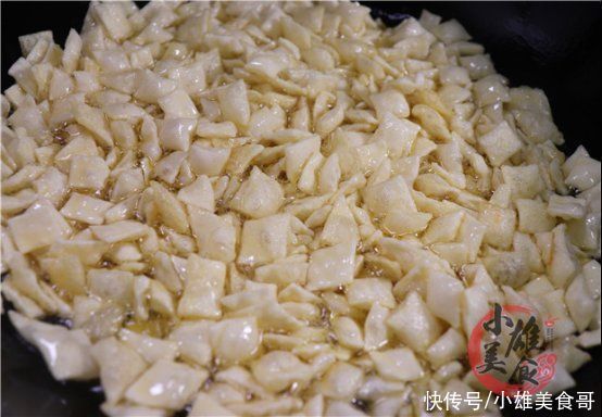 跟着我一起|饺子皮放入滚烫的油锅中，瞬间变美食，我也是今天才知道，太香了
