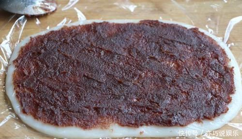 夏天就馋糯米粉这做法,一蒸一卷就搞定,香甜软糯,吃1次忘不了