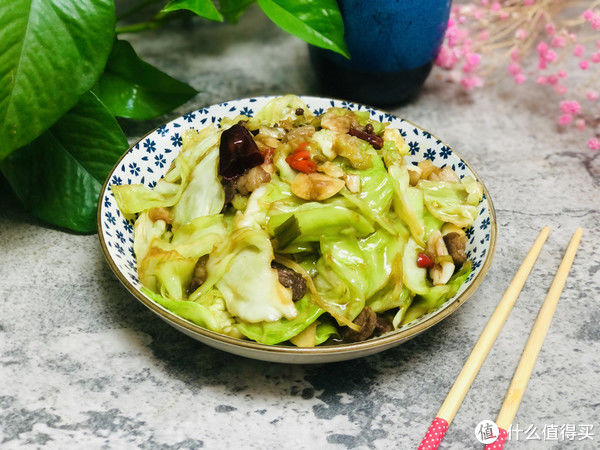 干辣椒|做手撕包菜，应该焯水还是过油？教你正确做法，爽脆清甜还不出水