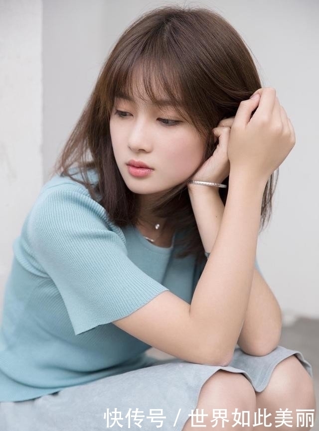 时尚穿搭:穿淡蓝色裙子的美女,气质优雅迷人彰显时尚女性魅力。