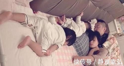 爸妈|一家四口的“睡觉照”火了,画面让人既好笑又心疼:佛系家长