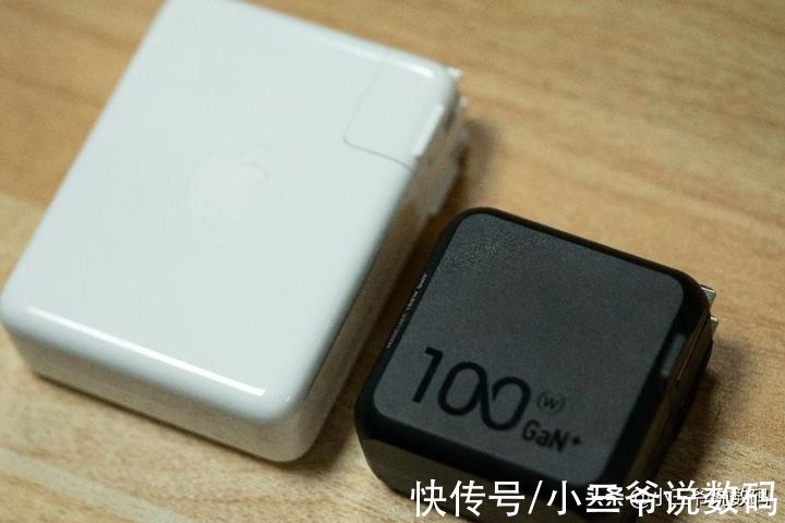 好物|Aohi 100W双口充电器：居家出行必备好物