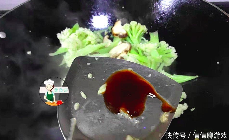 此两样素菜一起炒,不放肉也很鲜甜,营养高热量低,春天吃特营养