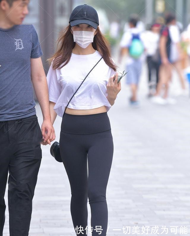 瑜伽裤 黑色瑜伽裤塑型显瘦,搭配露腰短t恤,提高造型的美感!