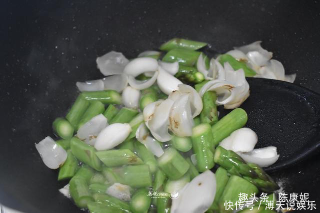 清甜|天热多吃蔬菜补充维生素,四种蔬菜一起炒,脆嫩清甜爽口