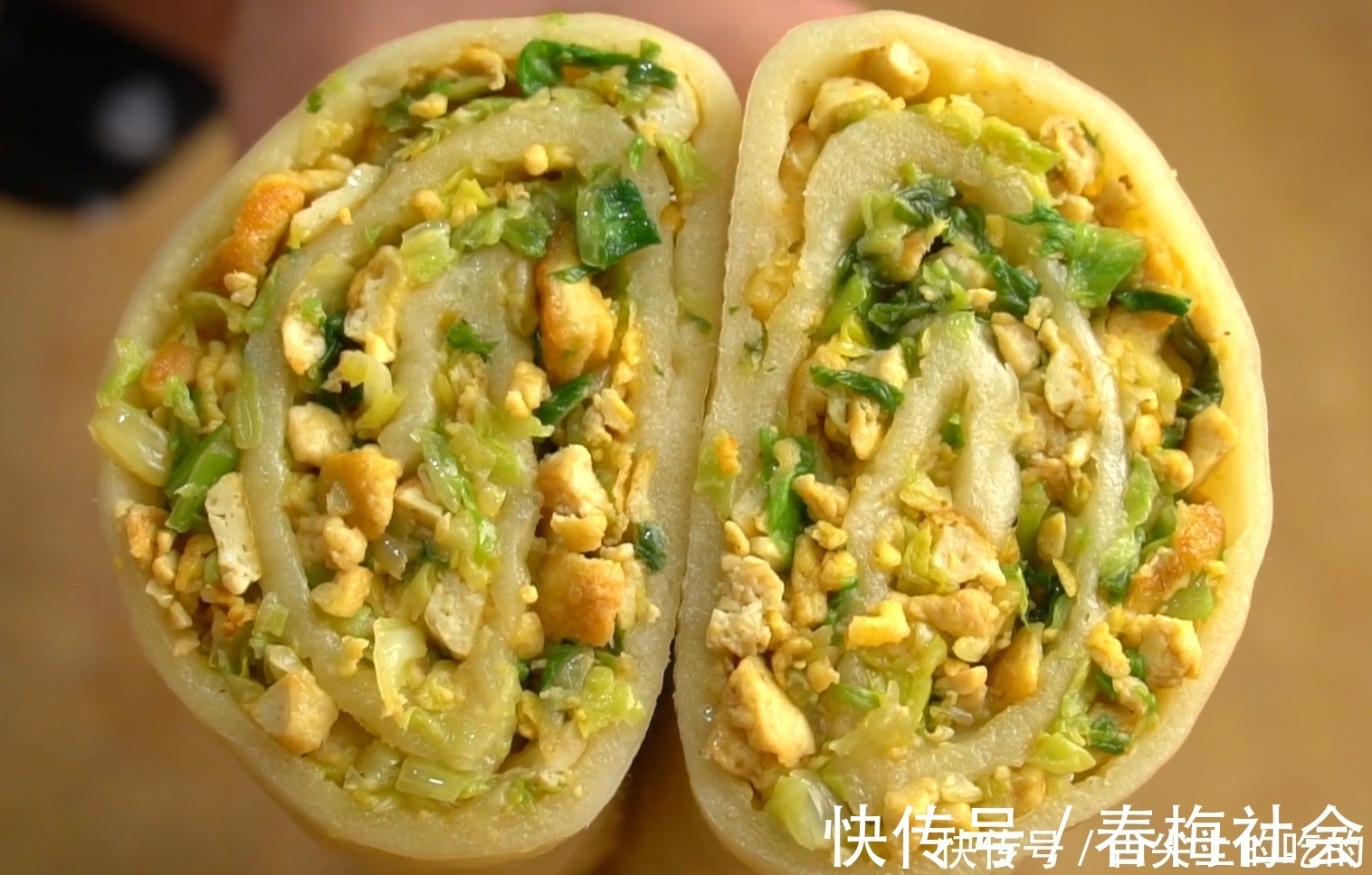 白菜这样吃真过瘾,不发面不烫面,一折一卷就搞定,比包子还好吃