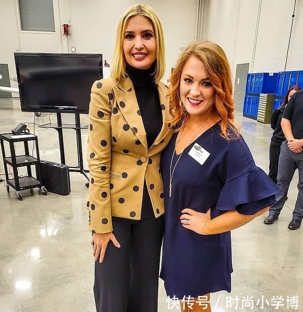 御寒 伊万卡穿外套御寒,衣服上用绳子打个蝴蝶结,窈窕曲线真有模特感