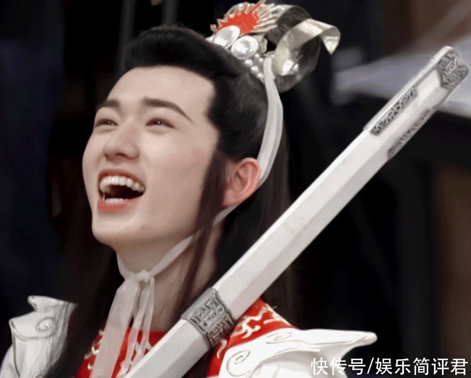 路透照|宋亚轩玩游戏好认真，拖鞋证明清白，却意外暴露自己的身高