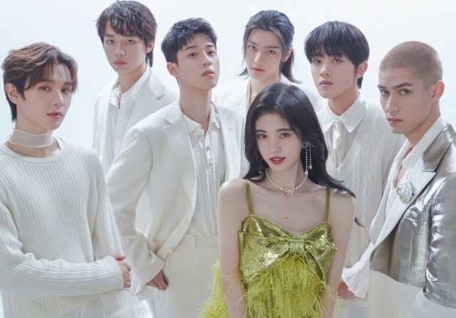 孟美岐 鞠婧祎才是真团宠,被米卡壁咚不算啥,官方合照海报也站在C位