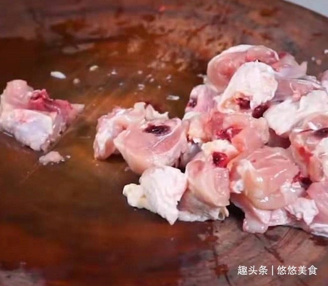 干锅辣子鸡，麻辣鲜香，外酥里嫩，好吃到让你沦陷！