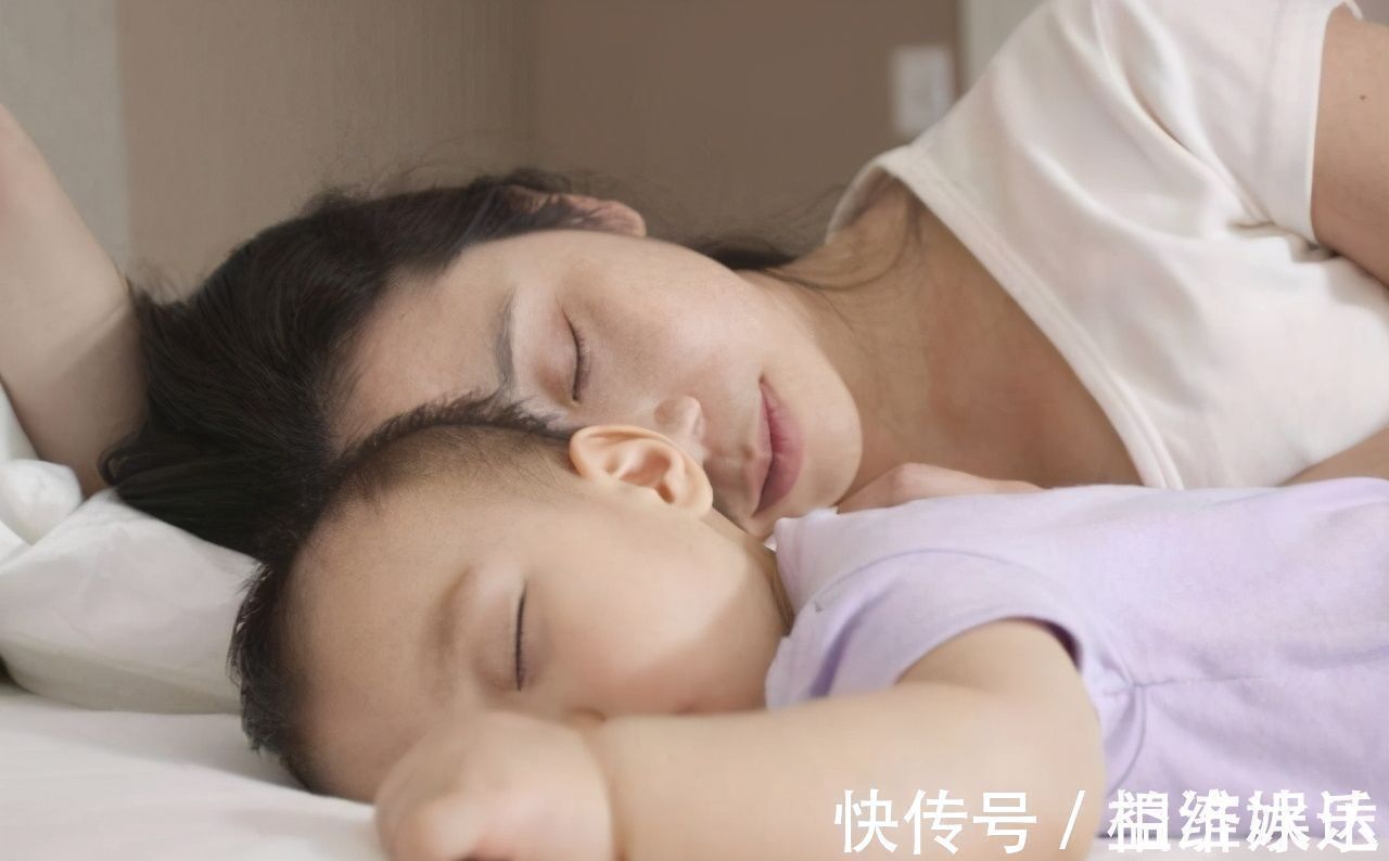 被子|妈妈陪睡和奶奶陪睡区别有哪些利弊要知道,当心破坏宝宝安全感