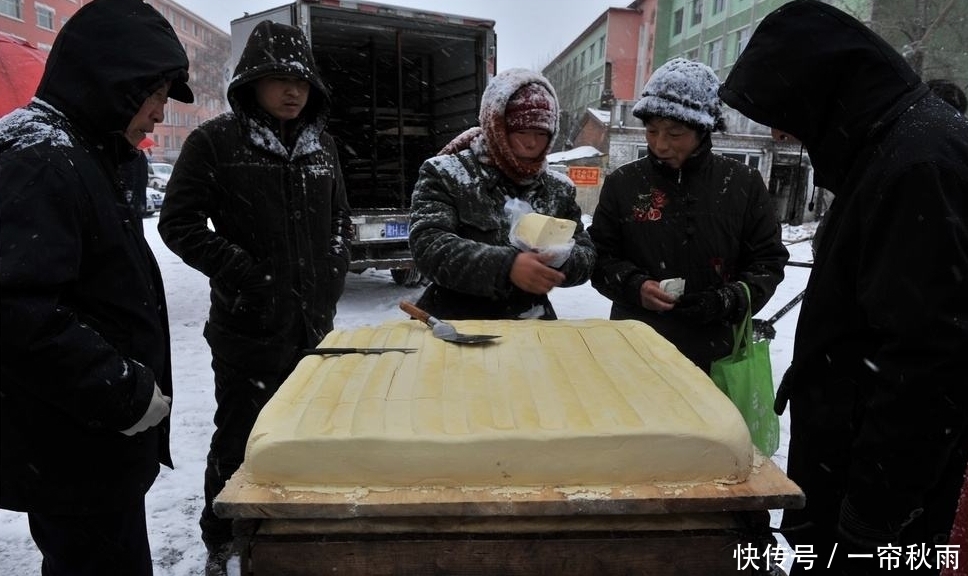 差点|男子买一斤豆腐老板要两百元,差点动起手,才知老板救了自己