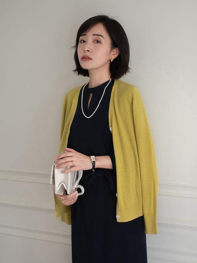 外套|秋季的简约穿搭指南，毛衣外套搭配吊带裙高级时髦，精致大气