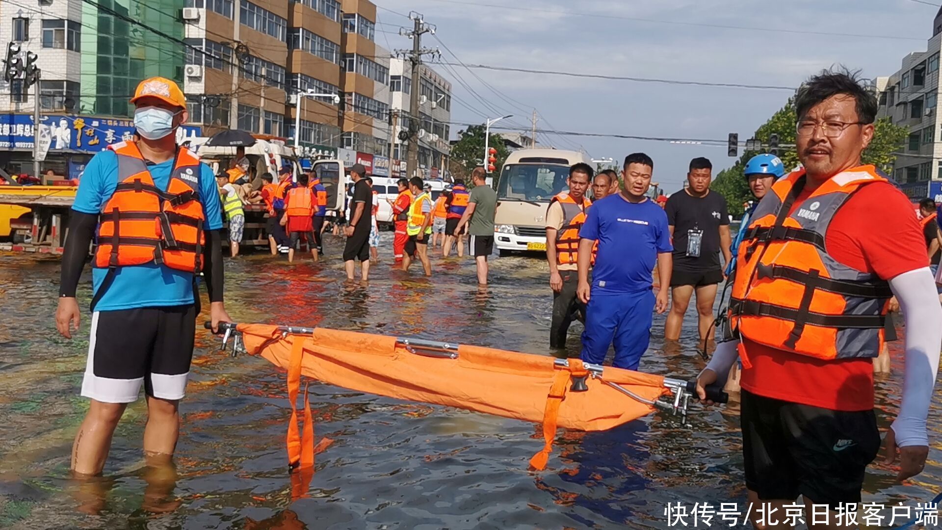 卫辉|新乡抢险现场，他成了“担架王”