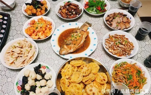 欧洲人穷得吃黑面包、水煮豆子的时候,中国人在吃啥?令人欣喜