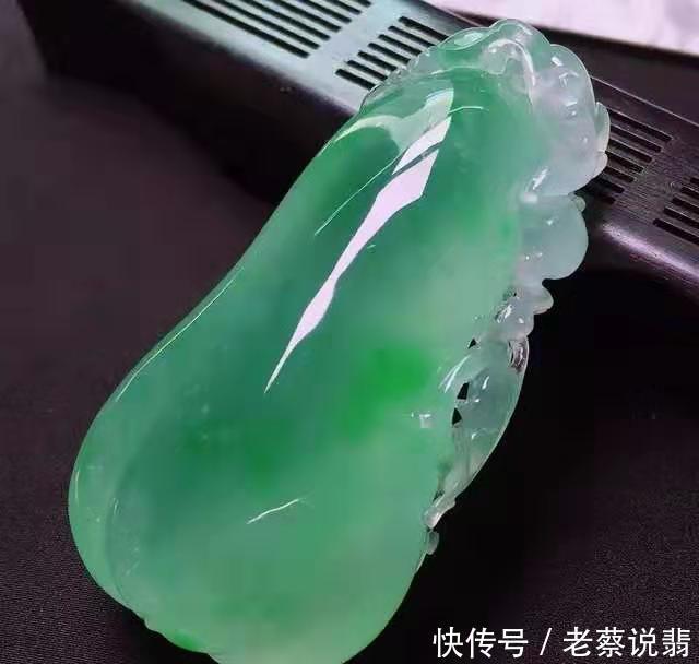 翡翠的高级感,可能就藏在“琢”与“不琢”里?