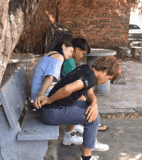 |搞笑GIF段子：不是说女追男隔层纸吗？这也太好追了吧，哈哈哈哈