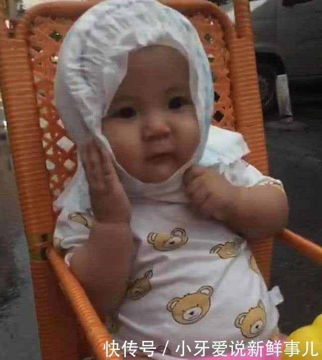 宝妈带宝宝出门突然下起雨，宝妈急中生智的做法，让人忍不住想笑