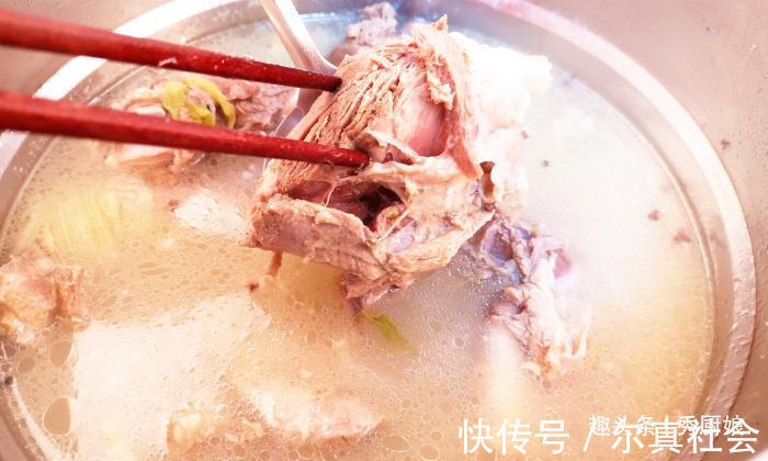 膻味|炖羊肉时，记得放“1白2黄”，羊肉鲜嫩软烂，汤浓味道鲜，无膻味
