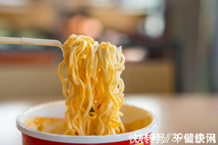 丙烯酰胺|方便面吃多了会致癌?世卫组织:真正致癌的食物是6种,尽量少碰