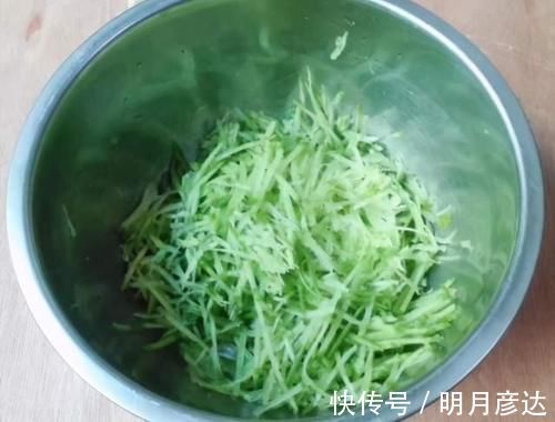 炸萝卜丸子,记住“1腌2拌3炸”技巧,不加一滴水,丸子放凉也脆