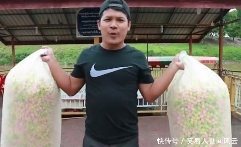 奇迹|两袋爆米花撒入河里,接下来奇迹发生了,我想说的是赶紧下网