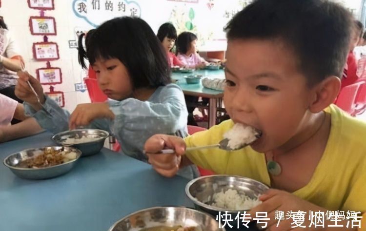 老师|幼儿园能吃2大碗,回家就到处追着喂饭,宝妈突袭幼儿园后明白了