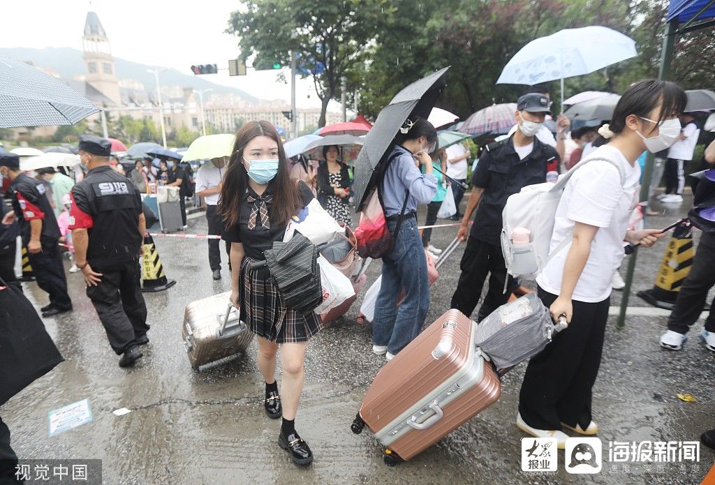 高校|青岛：雨中送学子 高校新生迎来开学季