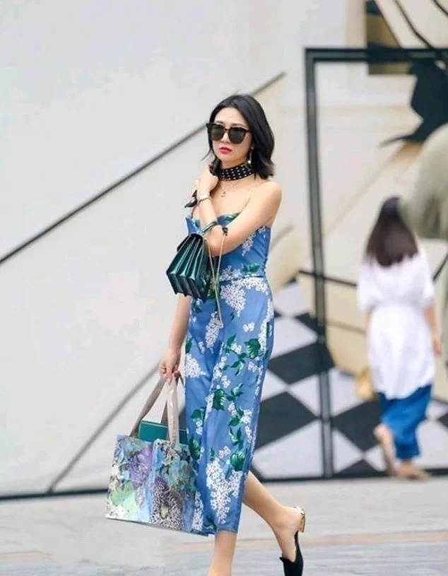 街拍:戴墨镜的小姐姐,身穿一字肩配超短裤,大长腿十分养眼