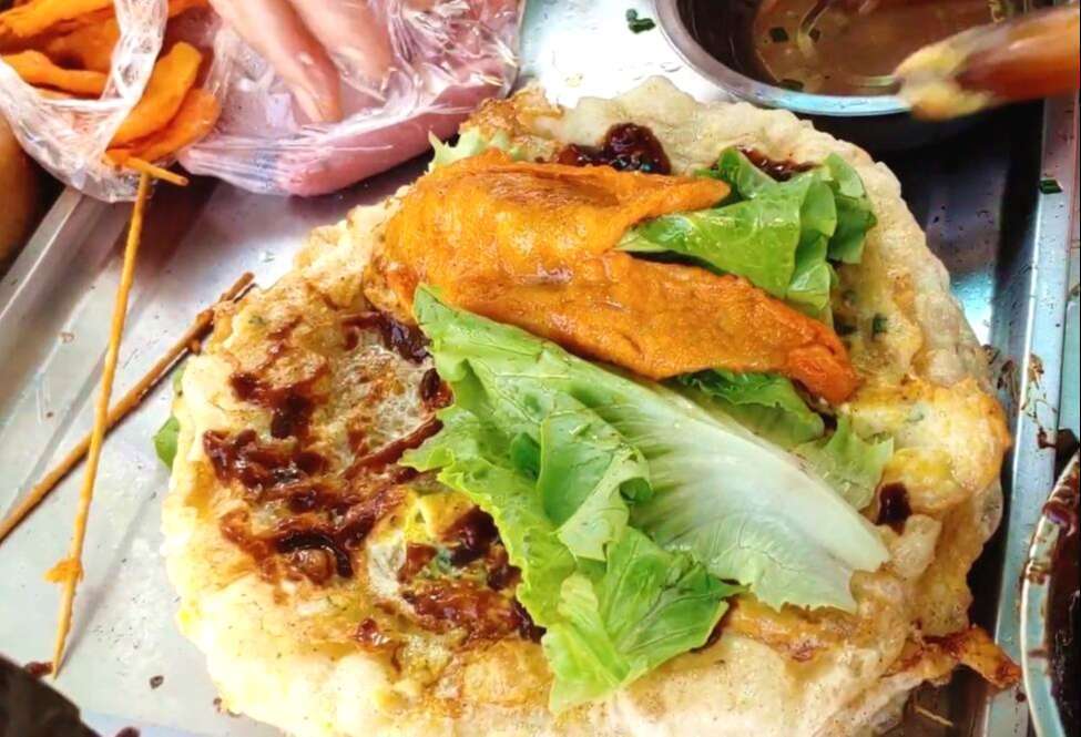 大妈摆摊做鸡蛋饼,配菜只有三样,食客好吃到差点把舌头给吞了