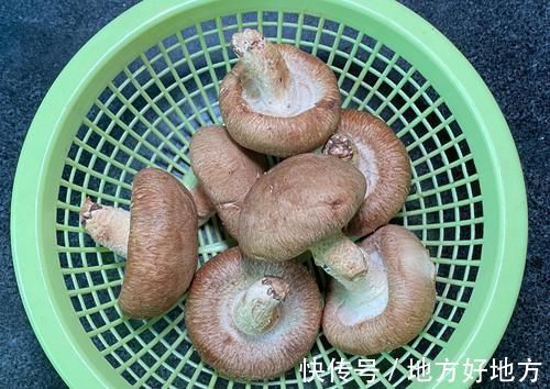 芹菜|素炒芹炒没味道？加入这个食材，不用肉不加调料，好吃到舔盘子