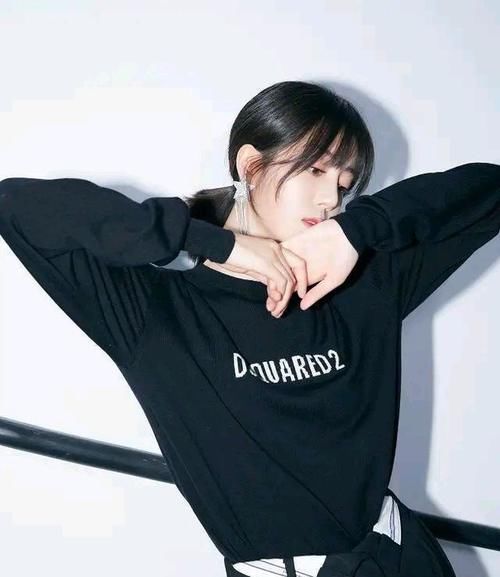 版型|女明星不得了，黑卫衣搭西装裙又美又野，不系扣子反而更时髦