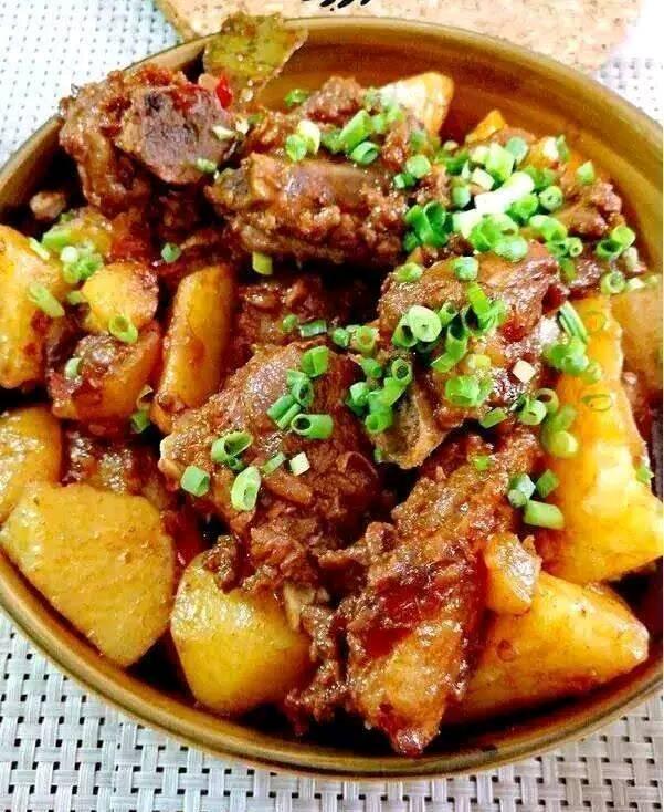 蒜香排骨，香喷喷，特别适合午餐，是下饭神器