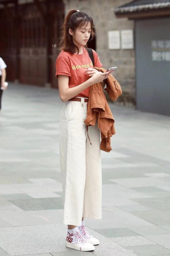 吊带|街拍，美女穿白色高腰款式的吊带上衣，更显娇俏动人