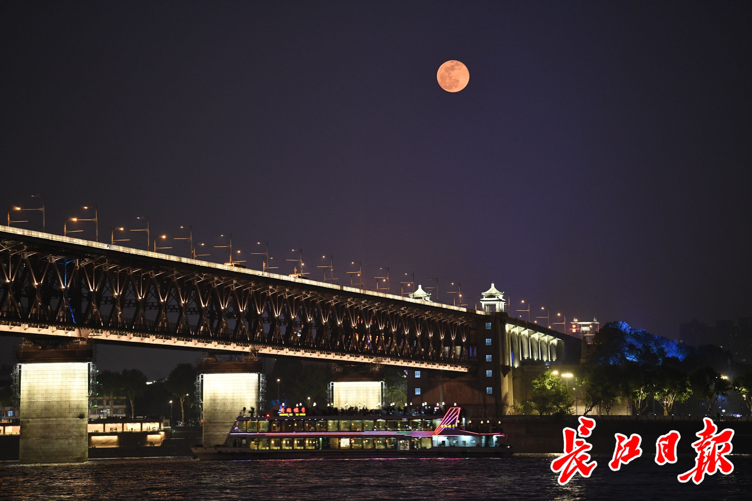 行摄武汉 2021年首轮超级月亮   a346