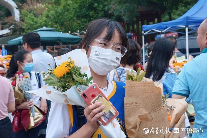 满脸笑容|又考完一门！考生满脸笑容，手捧鲜花拍合影