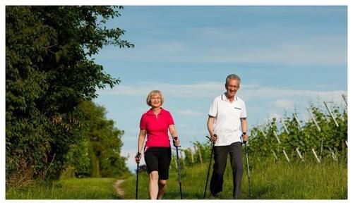 西红柿|岁数大了容易有老年斑？若能做好3件事，或许老了也干干净净