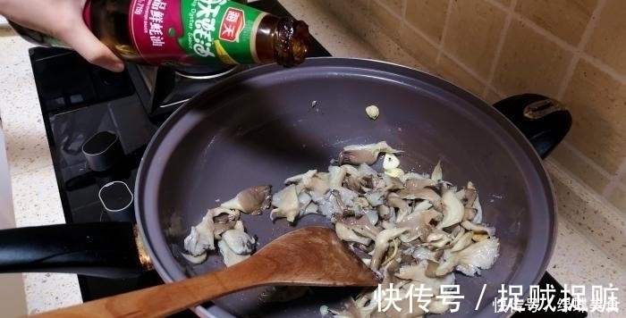 蒜片|炒蘑菇前要不要先焯水，不懂进来了解一下，这才是蘑菇的正确做法