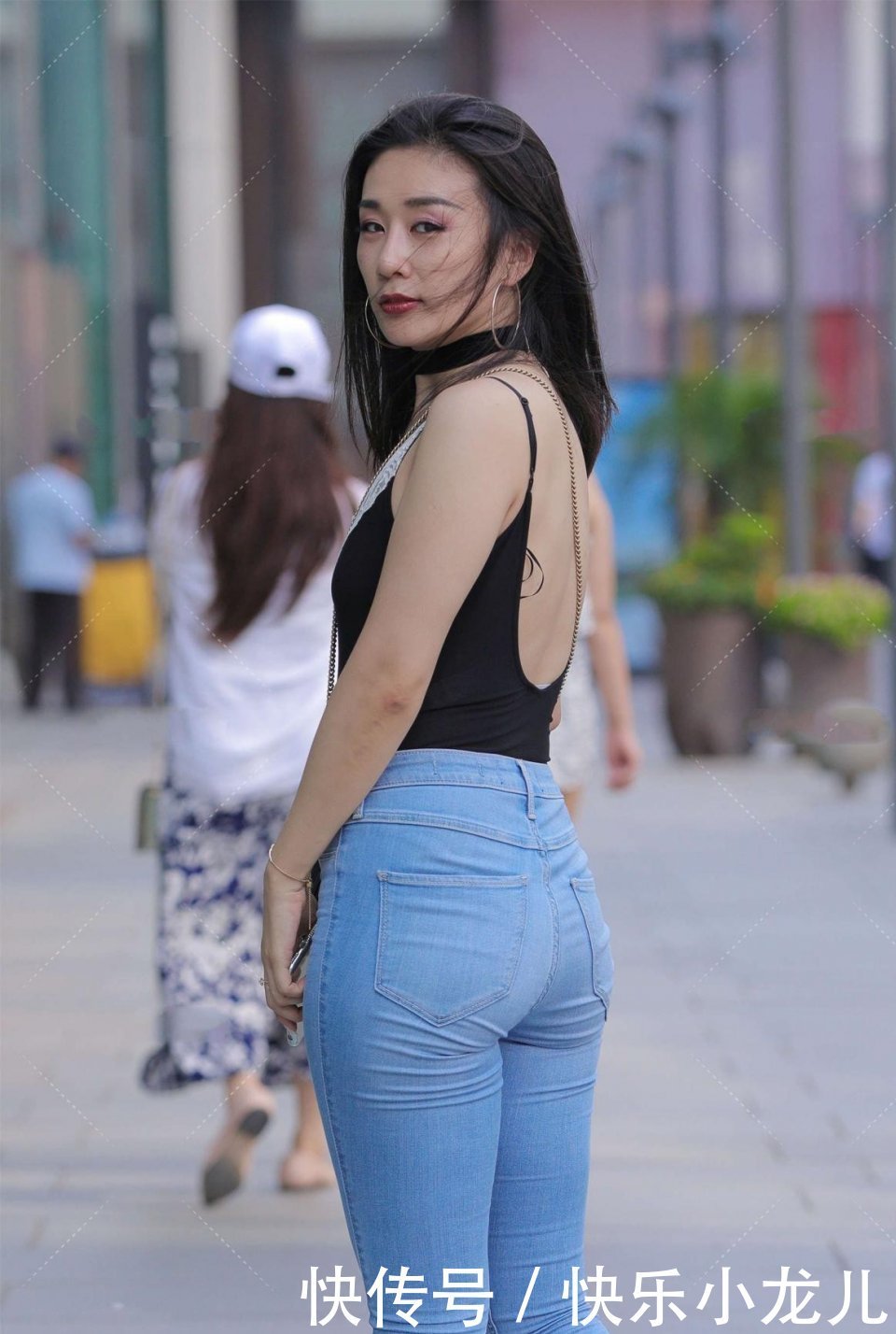 衣服|优雅成熟的穿搭，增强时尚气场，这位微胖女孩，是爸爸喜欢的类型