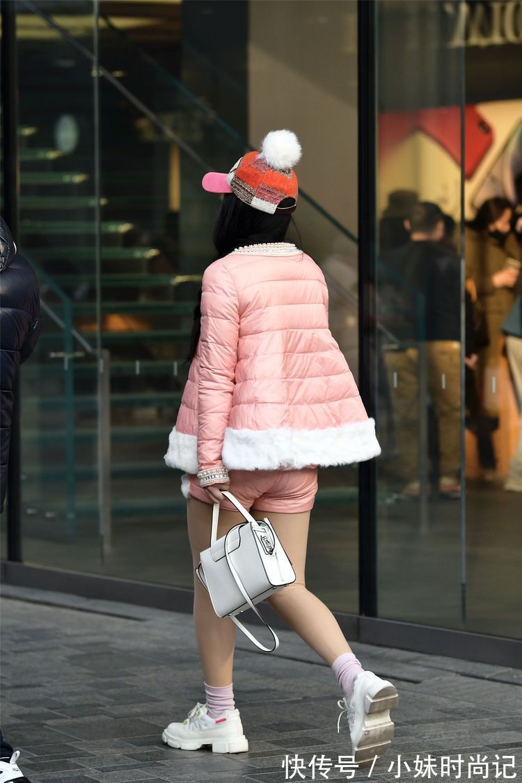 时尚 街拍:小姐姐羽绒服的领口和袖口珍珠边设计非常贵气,增加层次!