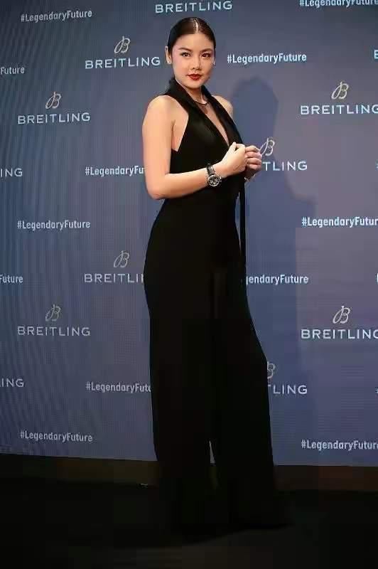 大宽|乐基儿身材好健美，大宽肩膀还穿挂脖连体裤，倒三角曲线真惹眼