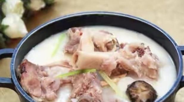 血水|炖骨头汤，别直接加水炖，记得多加这3步，防止钙流失