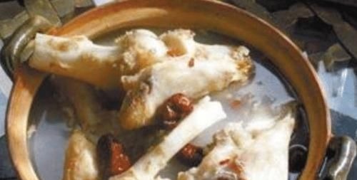 炖肉、炖骨头汤时,切记不要放“此物”,不然肉有臭味,汤还难喝