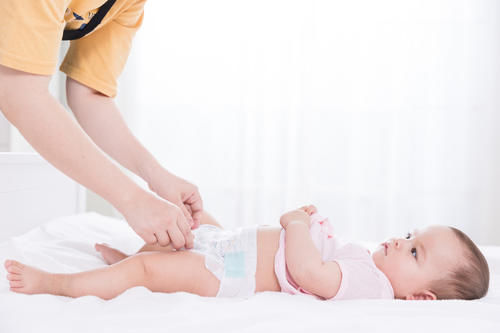 一岁萌娃被奶奶打扮成“老太太”，纸尿裤外穿裹头巾，土味又暖心