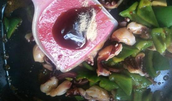 清炒鱿鱼圆椒,炒前泡一泡,味道更加好哟