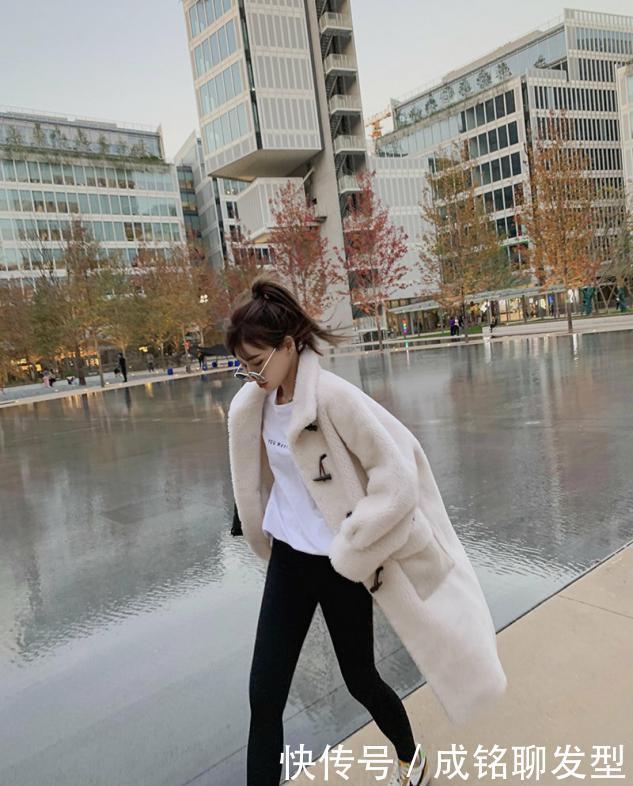 羽绒服|别总穿羽绒服,今冬最火的流行单品还是羊羔毛,时尚保暖又百搭
