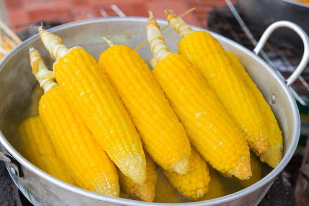 保存玉米，直接放冰箱，还是煮熟再冷冻教你一招，新鲜不变味