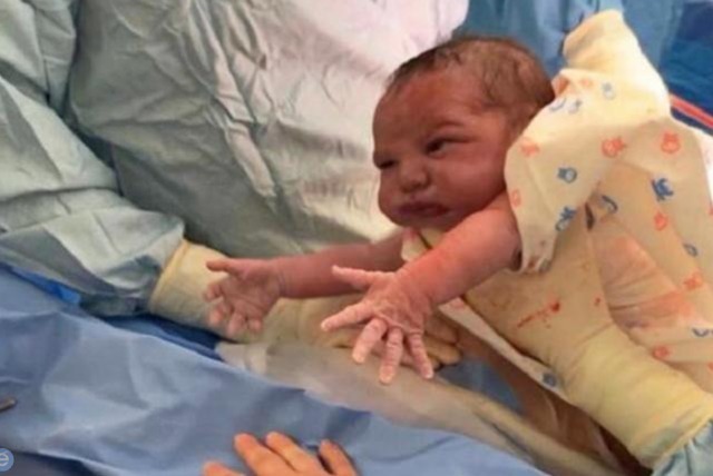 宝宝|最“疼妈”的宝宝走红,出生即“开挂”,网友:难道孟婆不卖汤?