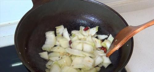  好吃|冬季不吃这菜太亏了，酸爽开胃，解腻又好吃，1块钱能炒一大盘