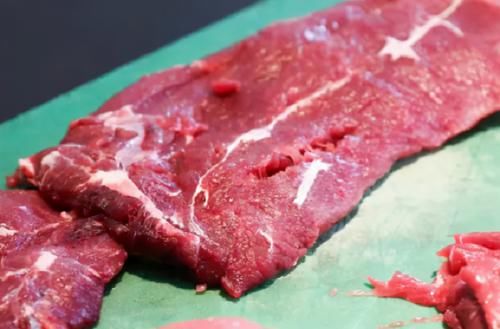 炒牛肉前，别加料酒和盐腌制，学会这么做，牛肉才不老不柴贼鲜嫩